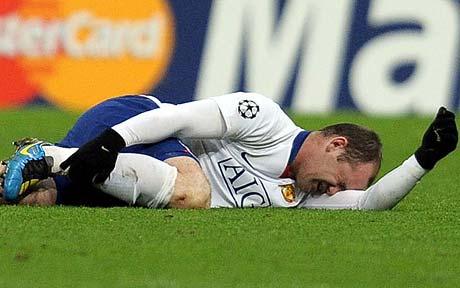 Wayne Rooney picks up ankle injury in Allianz Arena, Munich